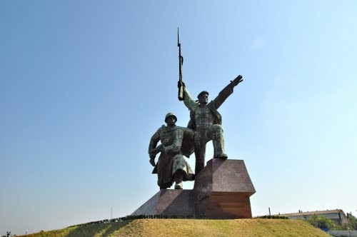 Памятник храбрым защитникам
