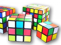 Сложил кубик Рубик одной рукой, жонглируя второй рукой еще двумя кубиками