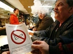 В Украине собираются отменить курение в кафе