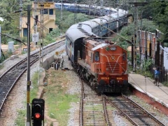 В Индии сошел пассажирский поезд