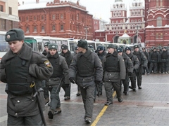 Полицейские колоны движется в столицу России