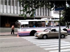 Тролебусы рассыпаються, оставляя части на дорогах города