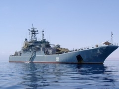 Российские корабли встречают празднования в открытом море.