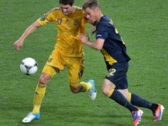 Украина выигрывает футбольный матч у Швеции.